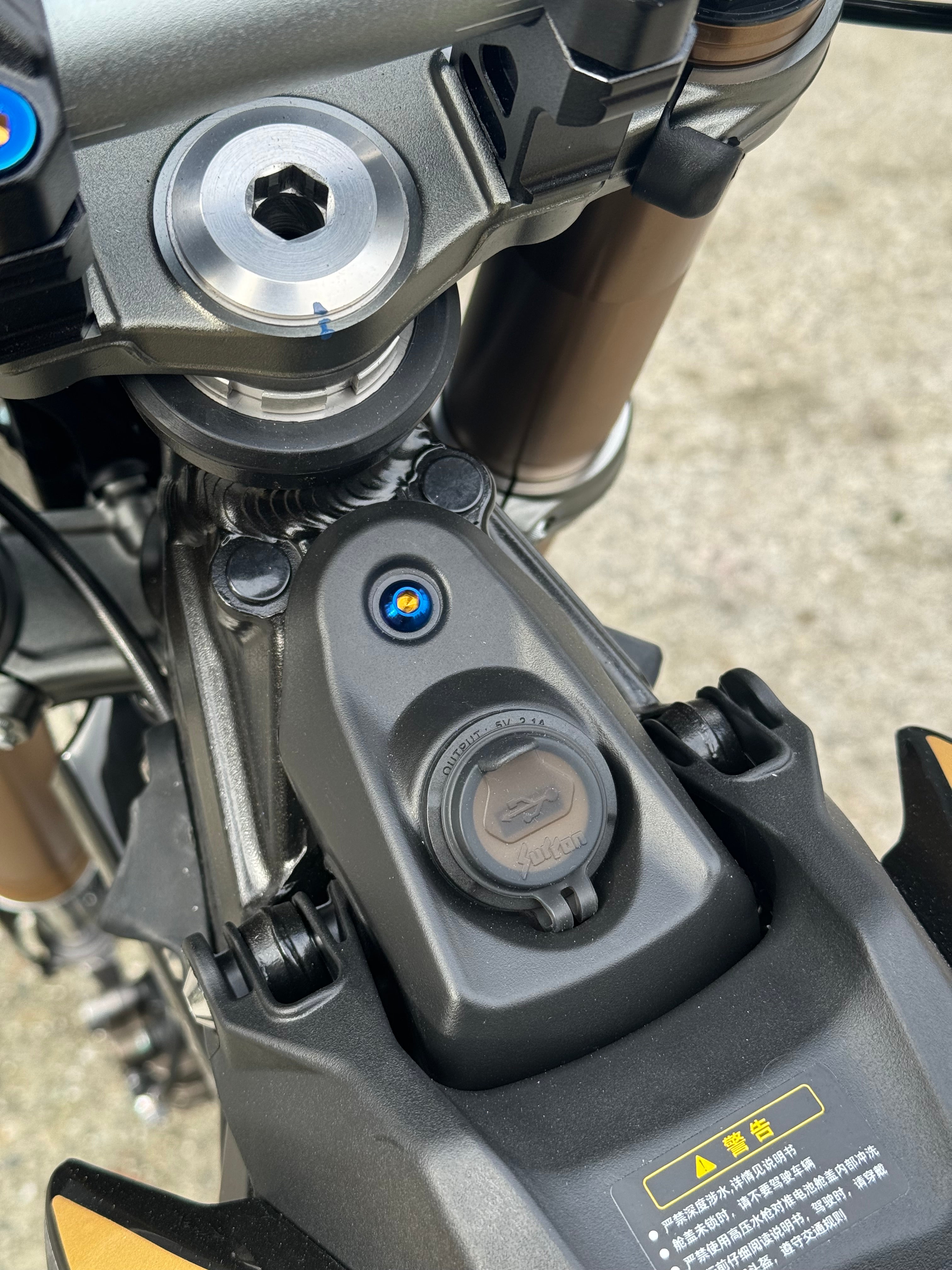 Ultra bee usb titanium bolt-1